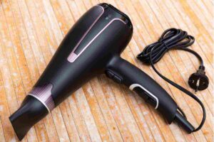 Il phon non serve solo ai capelli: usalo così e dici addio all’umidità, tutti i dettagli