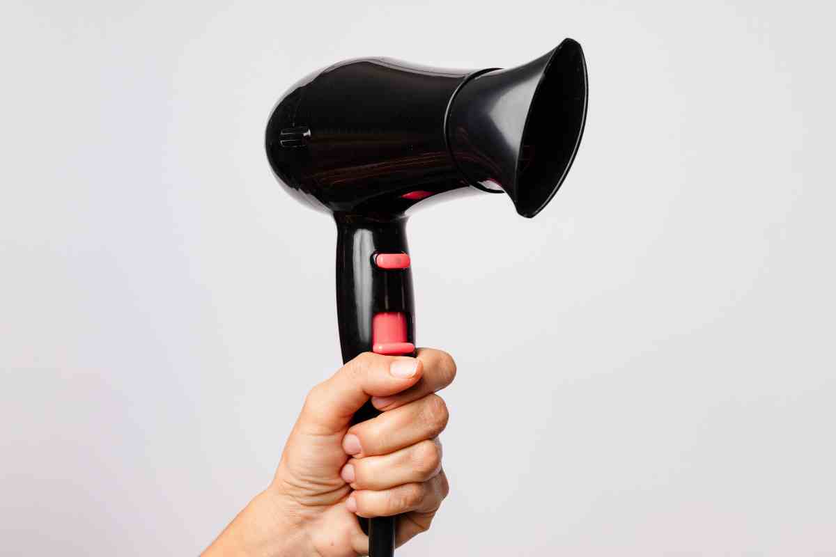 Il phon non serve solo ai capelli: usalo così e dici addio all’umidità