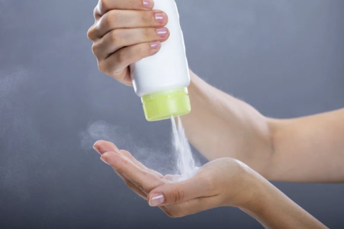 Una soluzione semplice, economica e naturale arriva da un alleato spesso sottovalutato: il borotalco.