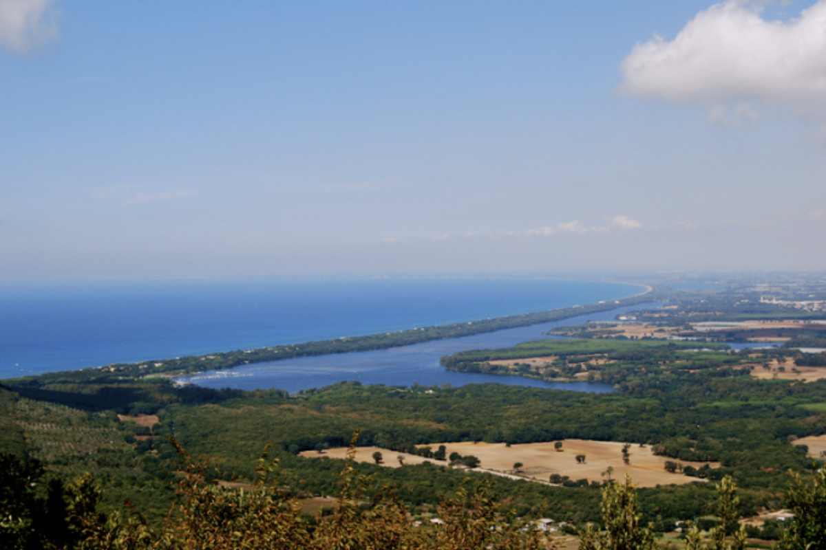 Il territorio del Circeo offre anche un patrimonio culturale rilevante. La Villa di Domiziano, situata sulla penisola affacciata sul Lago di Paola