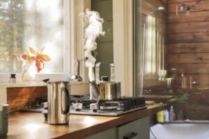 L’umidità eccessiva in cucina non solo rovina l’estetica e la funzionalità degli ambienti, ma rappresenta anche un rischio per la salute.
