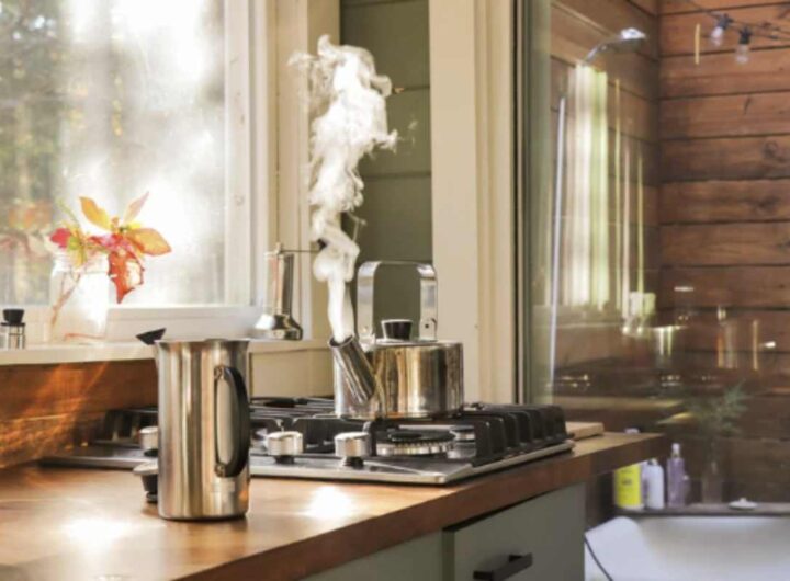 L’umidità eccessiva in cucina non solo rovina l’estetica e la funzionalità degli ambienti, ma rappresenta anche un rischio per la salute.