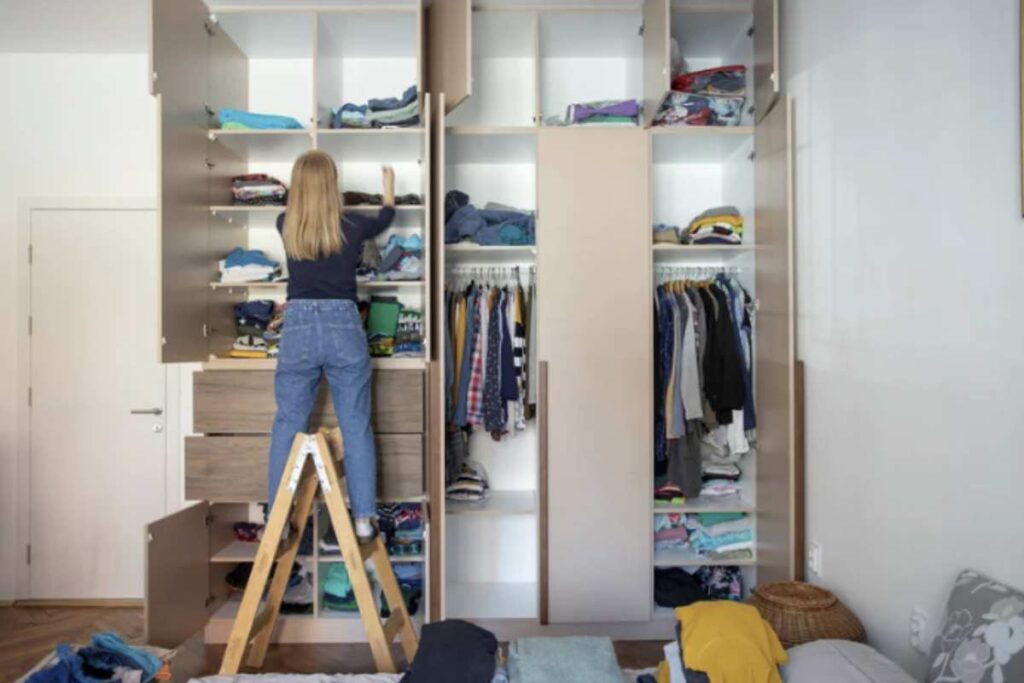 Il momento è ideale per un decluttering mirato, che non solo alleggerisce l’ambiente ma aiuta anche a ritrovare ordine e serenità in casa.