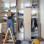 Il momento è ideale per un decluttering mirato, che non solo alleggerisce l’ambiente ma aiuta anche a ritrovare ordine e serenità in casa.