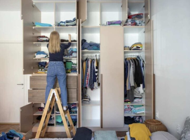 Il momento è ideale per un decluttering mirato, che non solo alleggerisce l’ambiente ma aiuta anche a ritrovare ordine e serenità in casa.