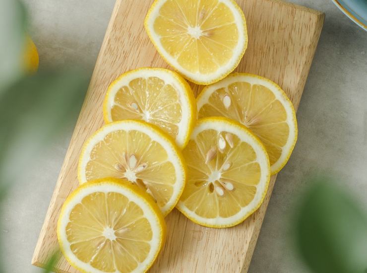 Fette di limone e semi