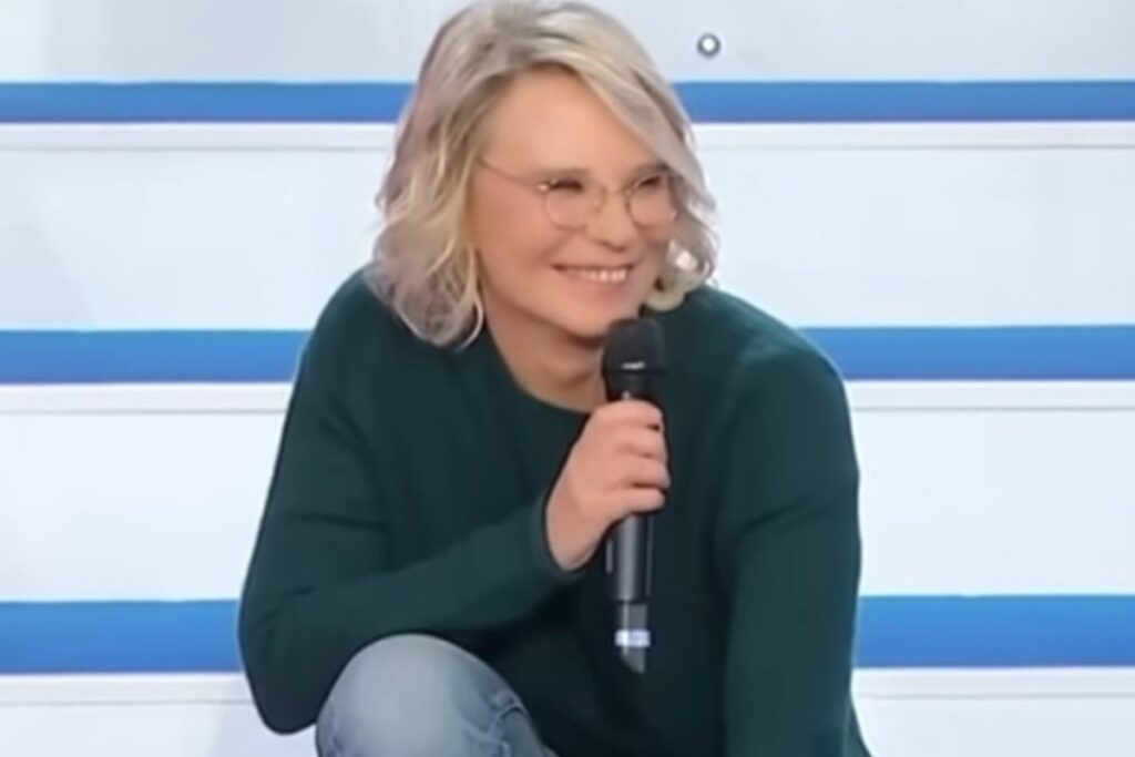 Maria De Filippi sorridente secondo lavoro