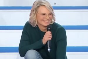 Maria De Filippi sorridente secondo lavoro