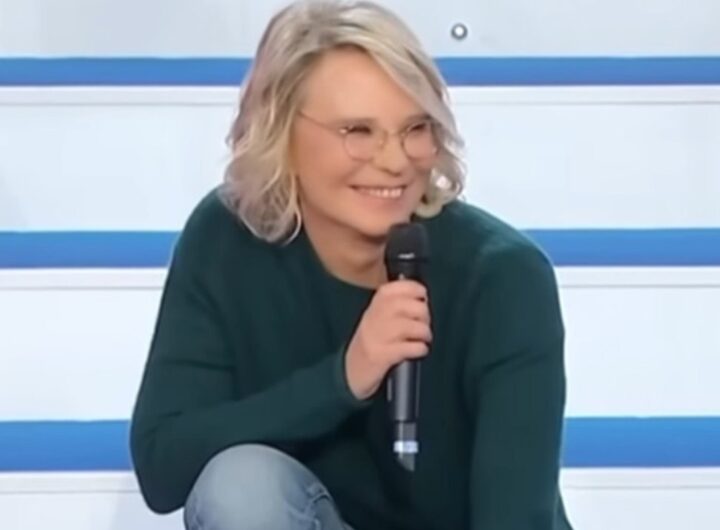 Maria De Filippi sorridente secondo lavoro