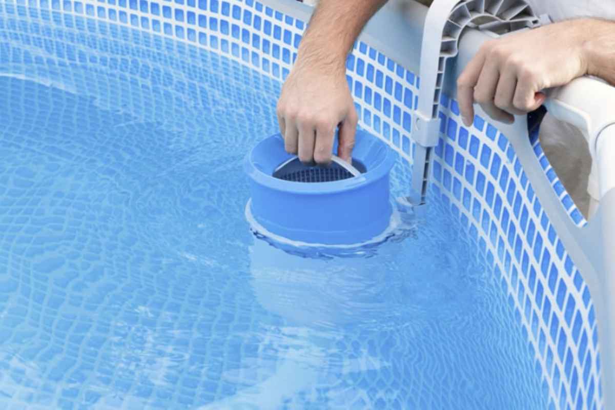 La gestione quotidiana della piscina, con attenzione al filtro e al fondo, è fondamentale per evitare problemi di trasparenza,