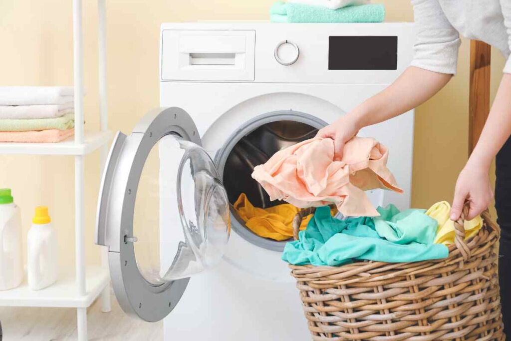 Bucato perfetto senza stress, i 5 segreti della nonna che non usano il ferro da stiro
