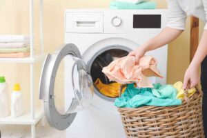 Bucato perfetto senza stress, i 5 segreti della nonna che non usano il ferro da stiro