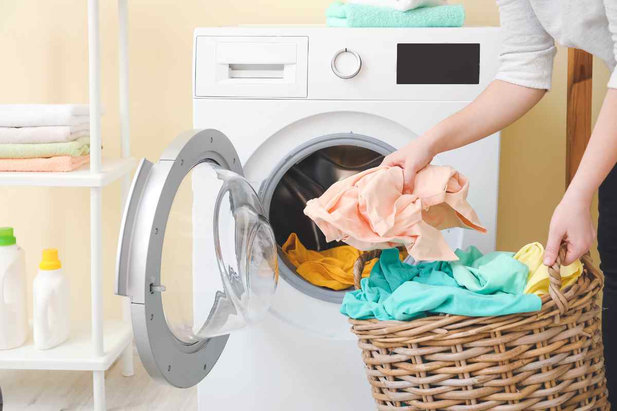 Bucato perfetto senza stress, i 5 segreti della nonna che non usano il ferro da stiro
