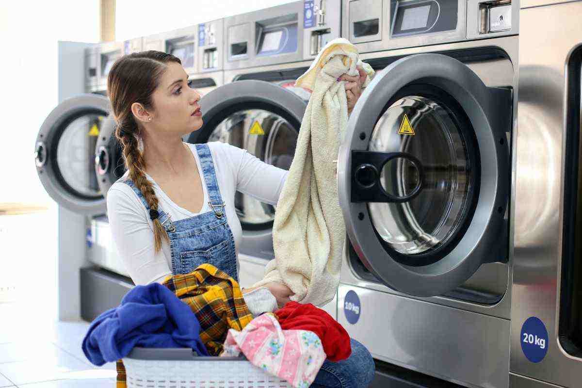 La lista nera del bucato: 5 cose che vanno sempre tolte prima di fare partire la lavatrice