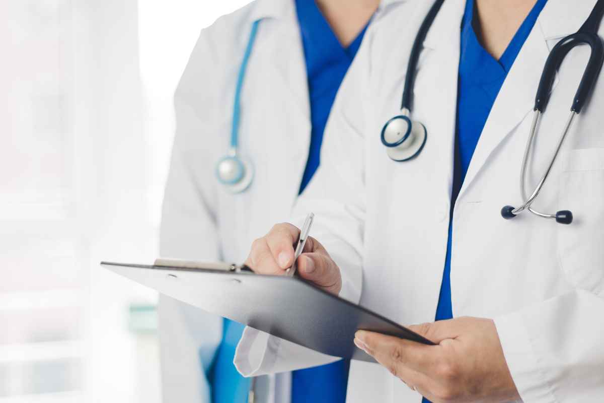 Vomito, cefalea e vista offuscata: i 3 sintomi da non sottovalutare mai