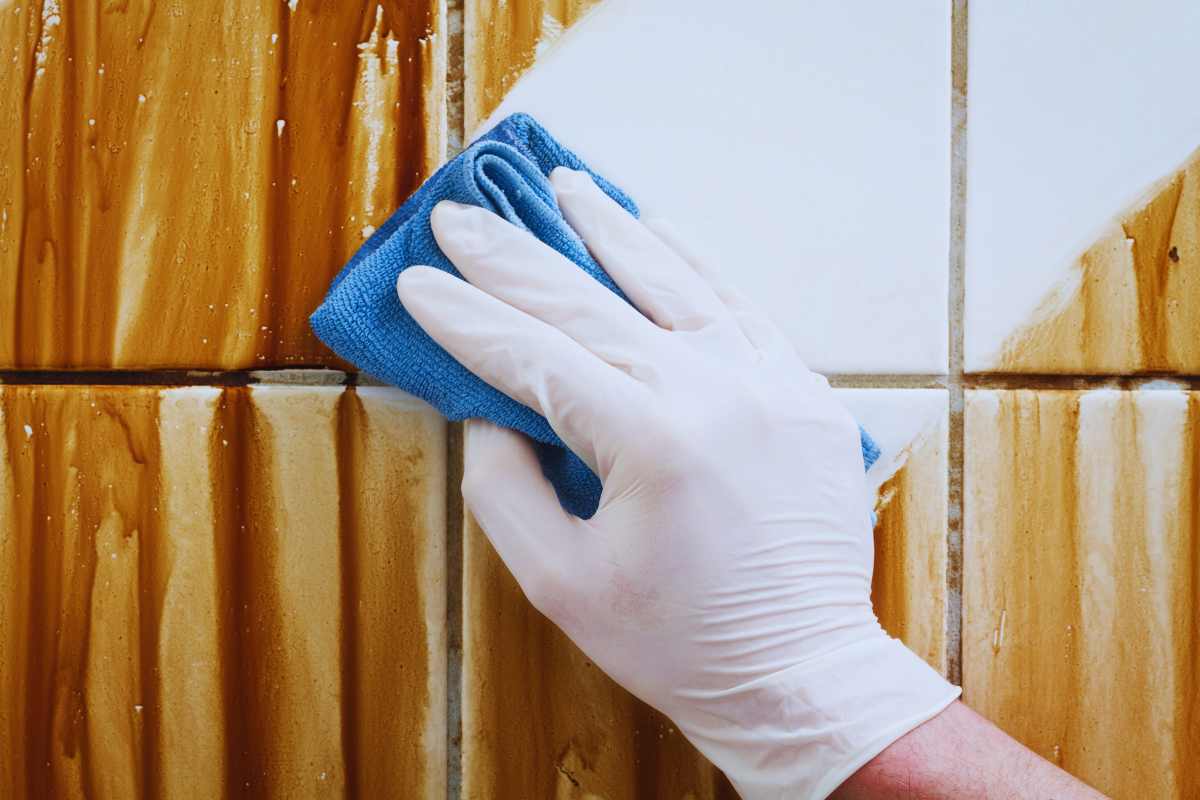 Il trucco geniale per pulire mattonelle e armadi senza fatica