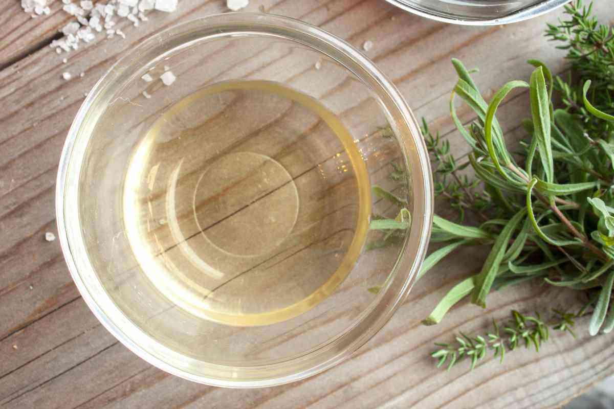 Vetri splendenti senza fatica, ti basta una semplice bevanda che tutti hanno in casa, il trucco