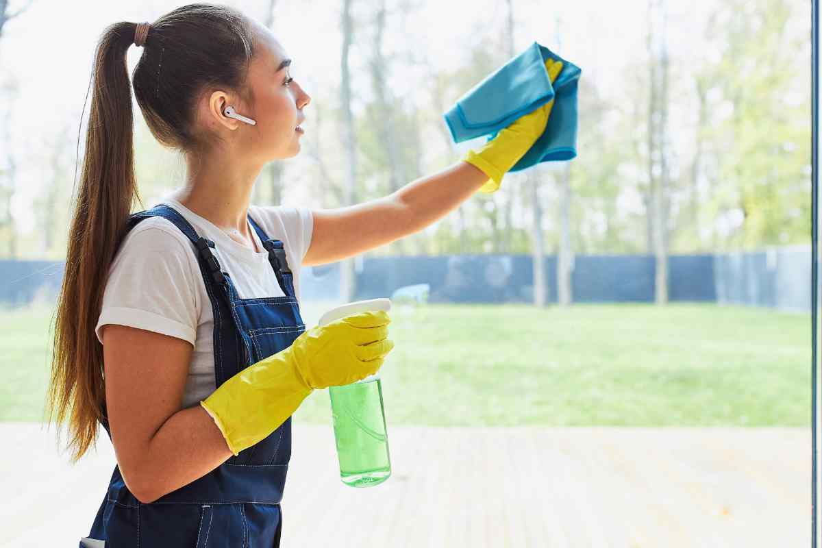 Vetri splendenti senza fatica, ti basta una semplice bevanda che tutti hanno in casa