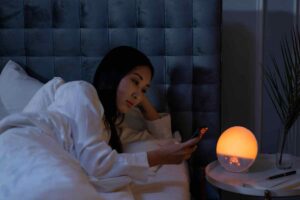 Se lasci il telefono in carica di notte stai mettendo a rischio la tua sicurezza: