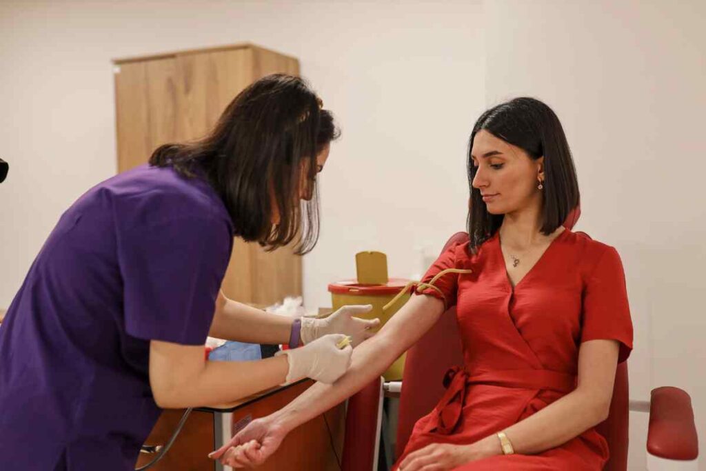 Il test del sangue che predice il futuro: i medici non lo conoscono, tutti i dettagli