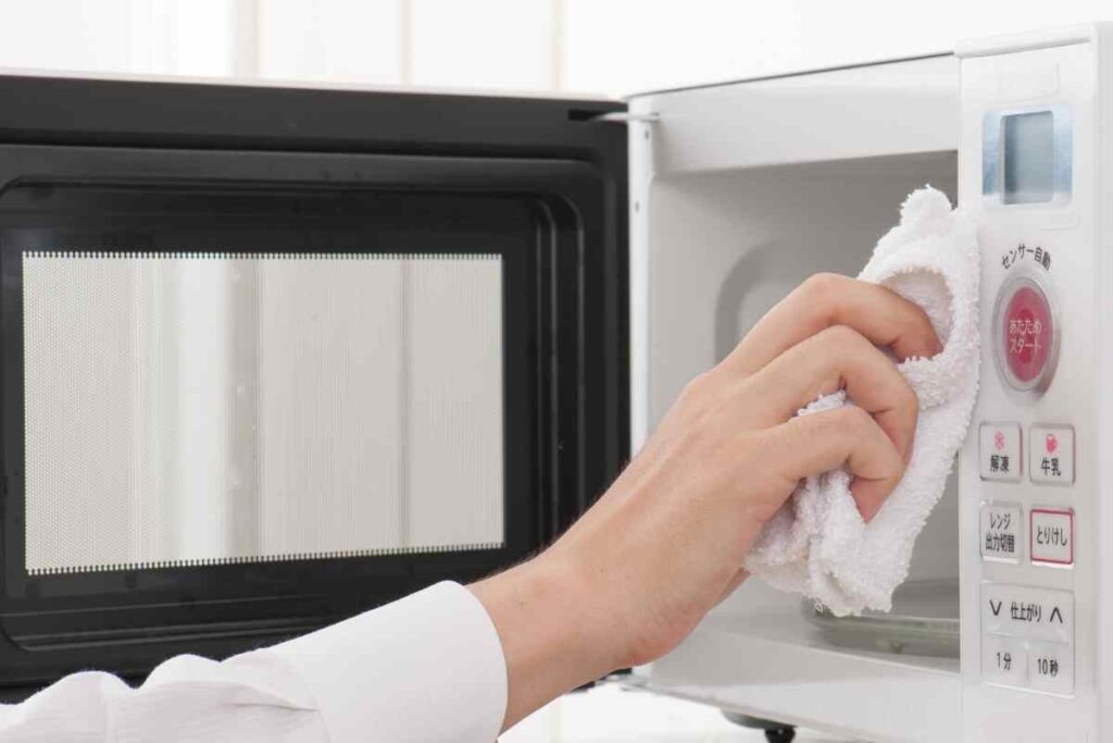 Forno a microonde, solo così lo pulisci in un attimo senza fatica