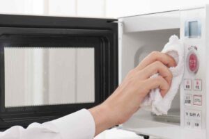 Forno a microonde, solo così lo pulisci in un attimo senza fatica
