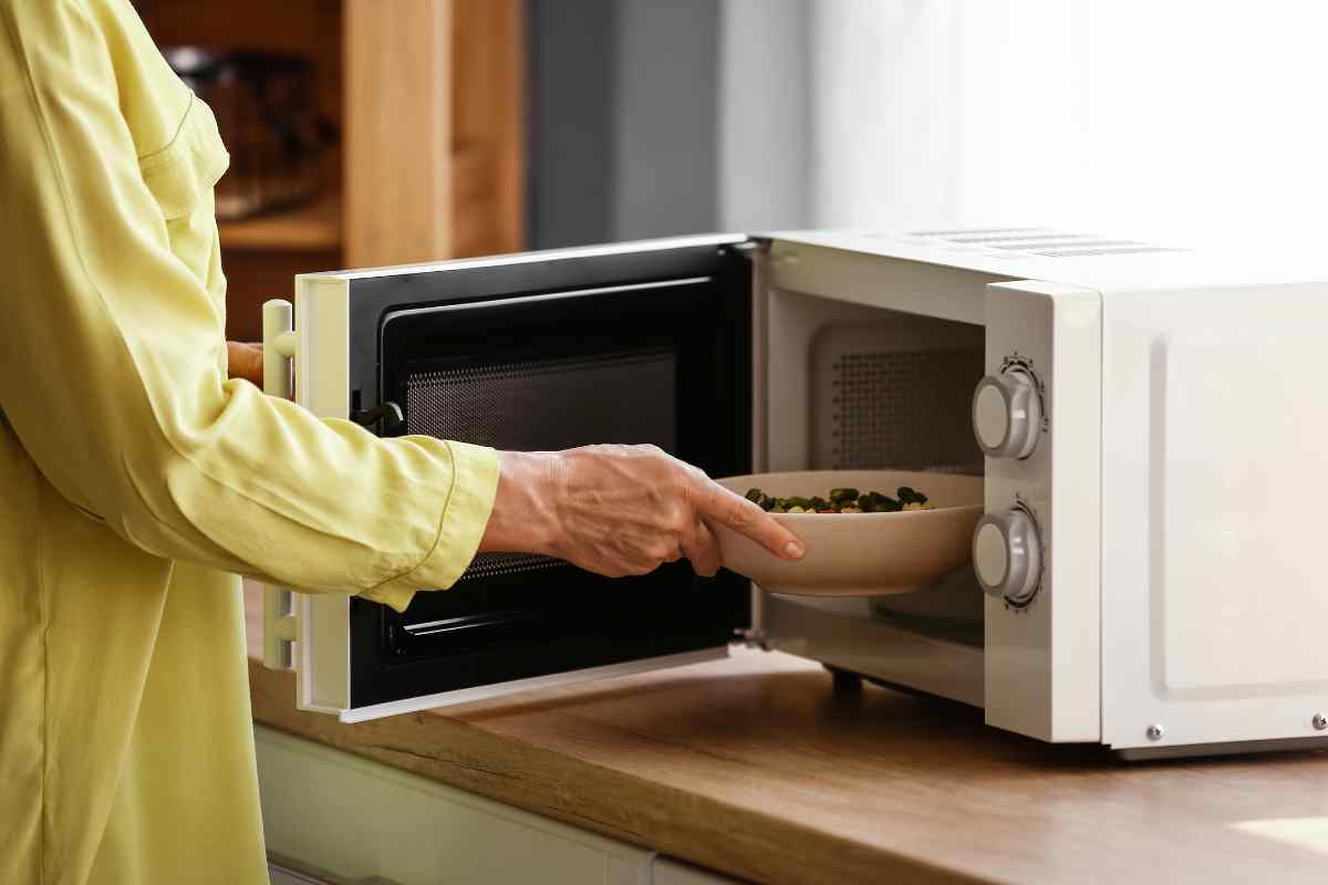 Forno a microonde, solo così lo pulisci in un attimo senza fatica, i dettagli
