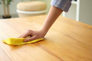 Mobili in legno, i 5 segreti della nonna per pulirli con prodotti naturali: i dettagli