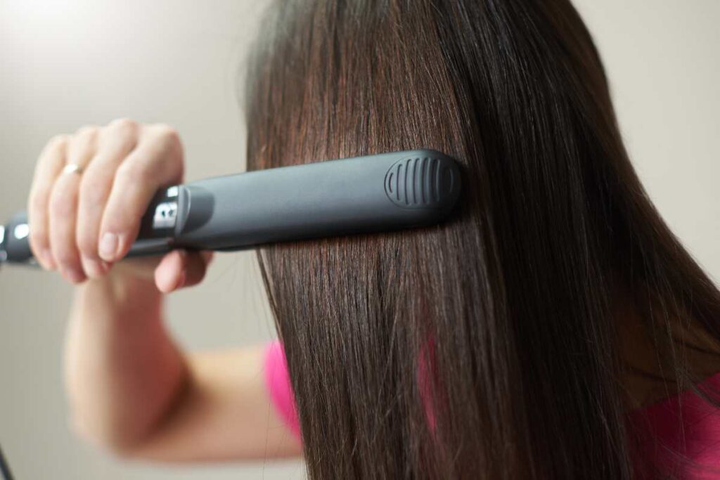 Capelli lisci ma a caro prezzo, l’allarme degli esperti
