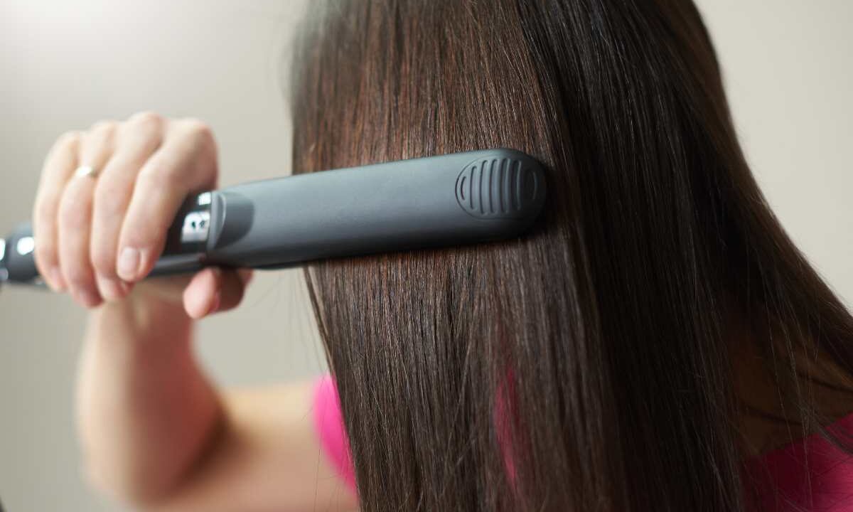 Capelli lisci ma a caro prezzo, l’allarme degli esperti