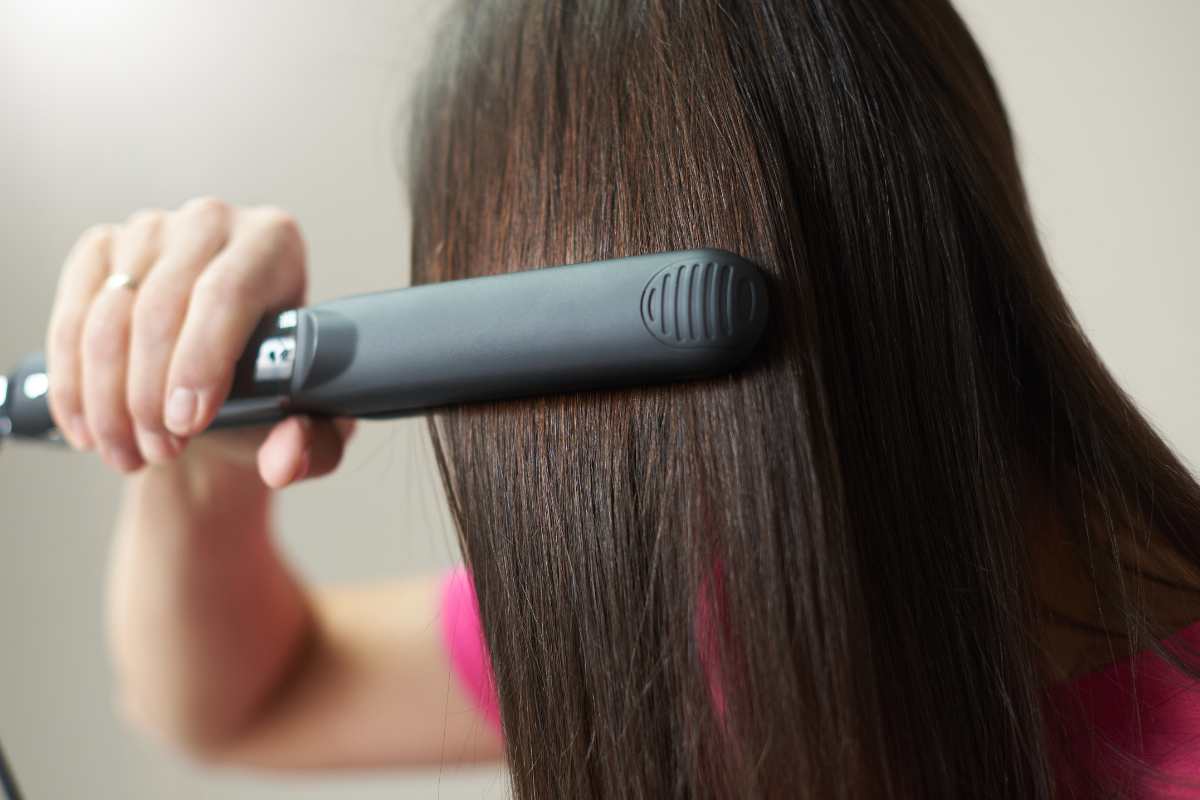 Capelli lisci ma a caro prezzo, l’allarme degli esperti