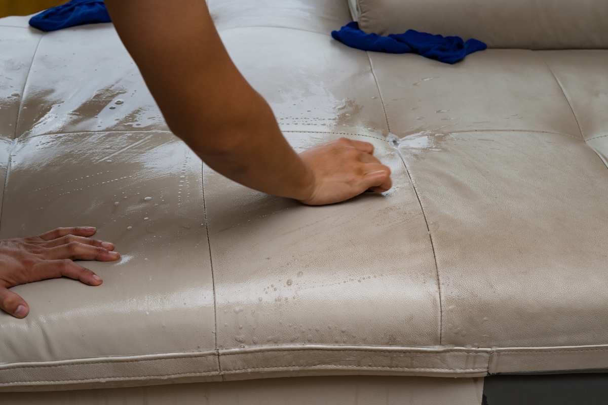 Divano di pelle, come pulirlo evitando aloni
