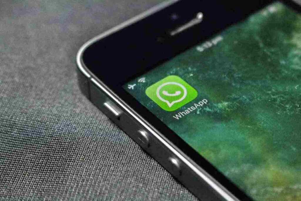 WhatsApp, non te ne accorgi, ma qualcuno ti spia da un altro dispositivo, i dettagli