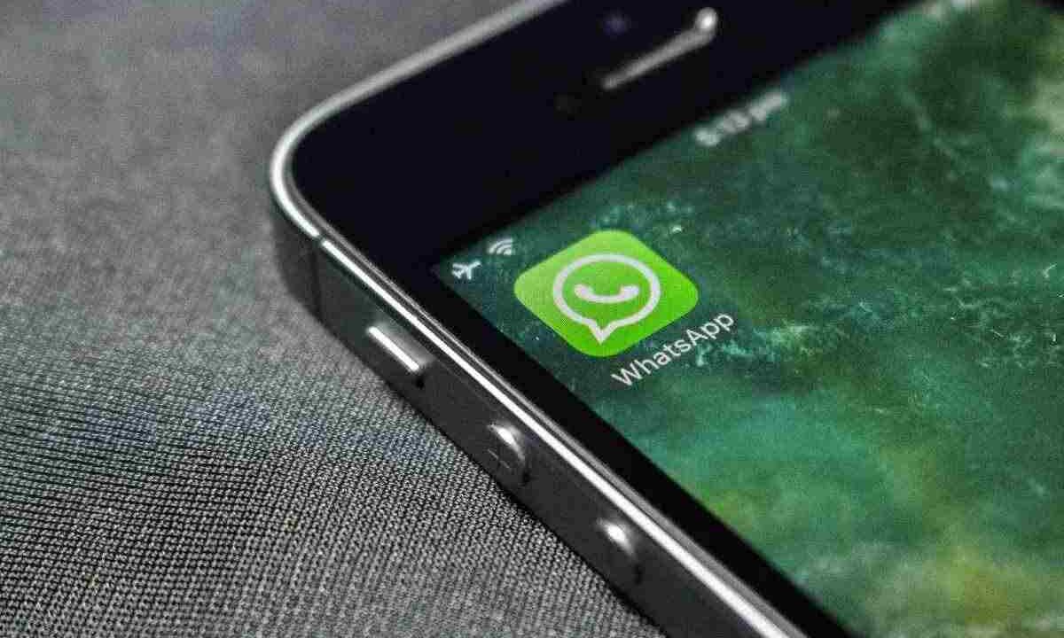 WhatsApp, non te ne accorgi, ma qualcuno ti spia da un altro dispositivo, i dettagli