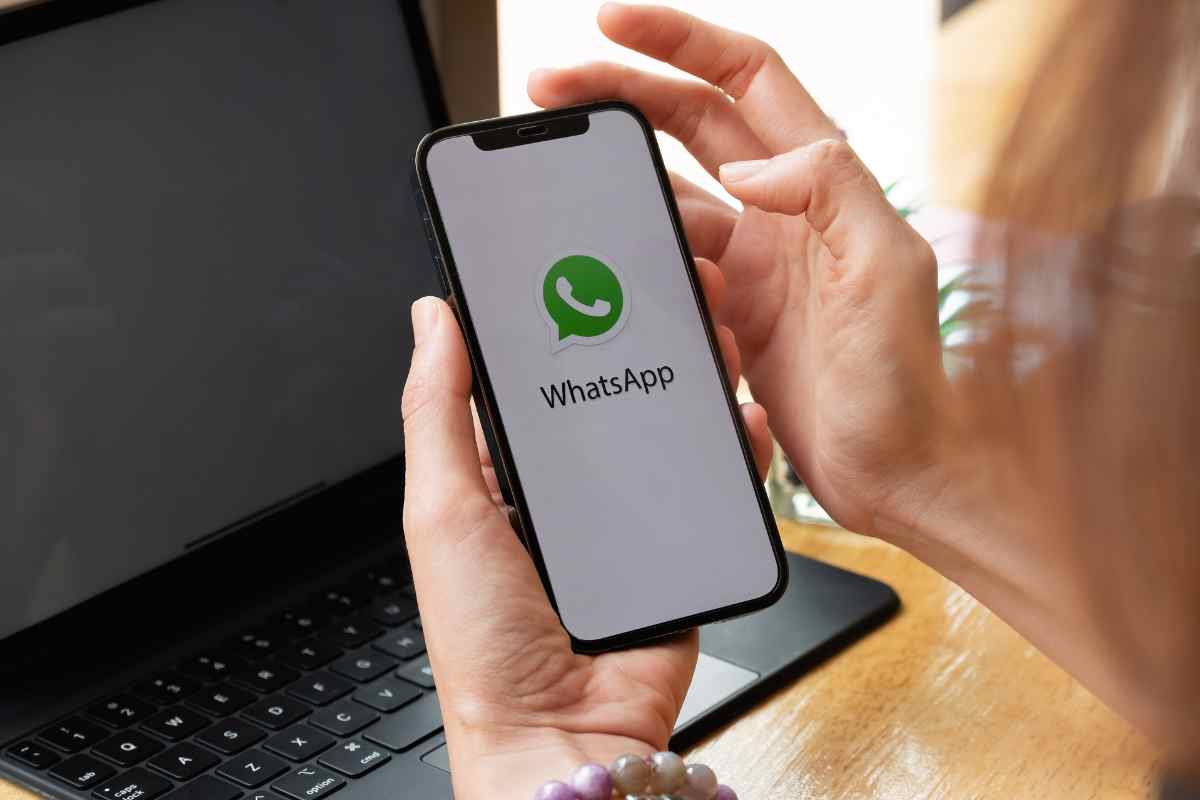 WhatsApp, non te ne accorgi, ma qualcuno ti spia da un altro dispositivo